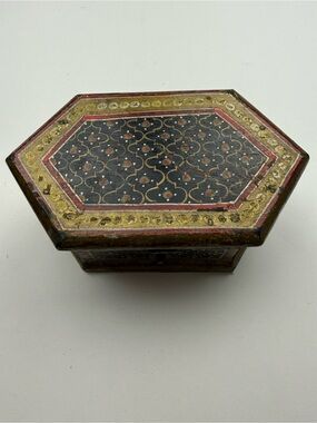 Hand-Painted Hexagonal Decorative Jewelry Box - Black and Gold